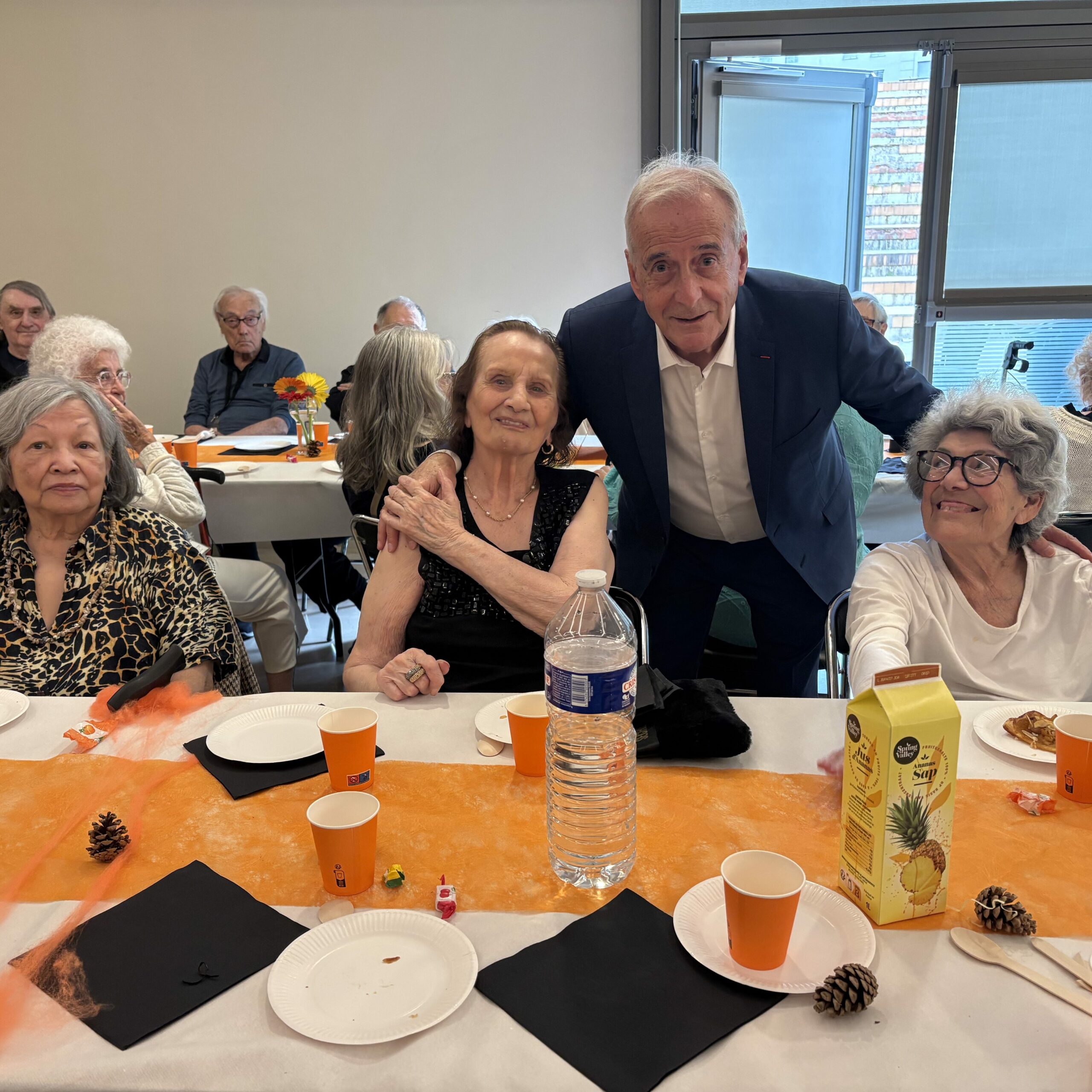 Les résidents aux côtés du mairie lors du bal de l'automne à la mairie de Courbevoie